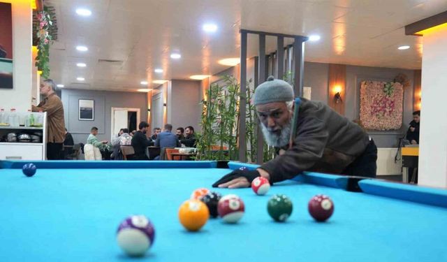 68 yaşındaki Turgut Dede, bilardo tutkusunu 35 yıldır sürdürüyor