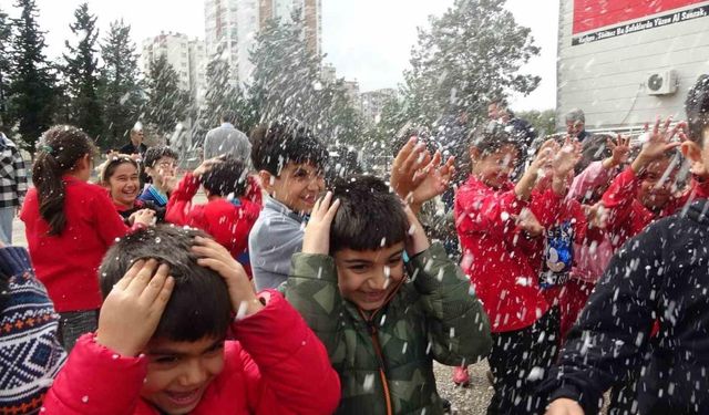 Adana’da kuzey ilçelere kar yağarken, kar yağmayan Kozan’a ise suni kar getirildi