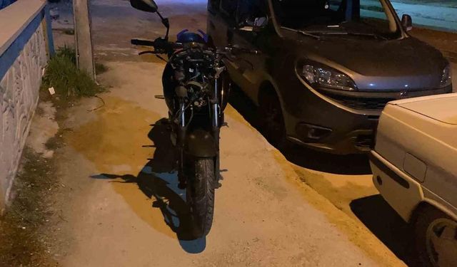 Alkollü motosiklet sürücüsü kaldırıma çıkıp direğe çarptı