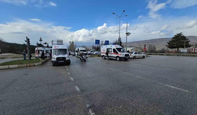 Ambulans ile minibüs çarpıştı: 2 yaralı