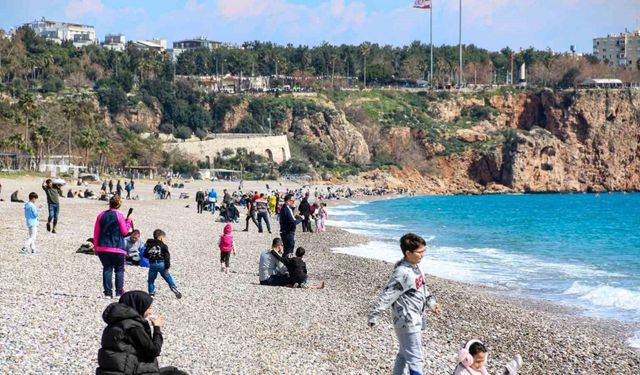 Antalya’da bahar havası, sıcaklığı hisseden denize koştu