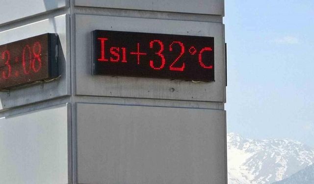 Antalya’da kar manzaralı 32 derece, sahilleri yaza döndürdü