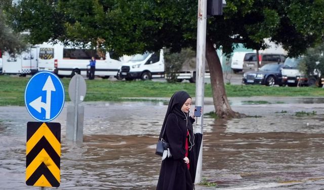 Antalya’da sağanak iş çıkışı bastırdı, hayat felç oldu