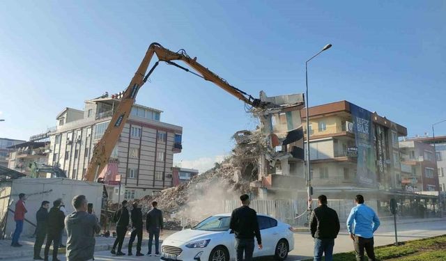 Antalya’da yıkım çalışmasını film gibi izlediler