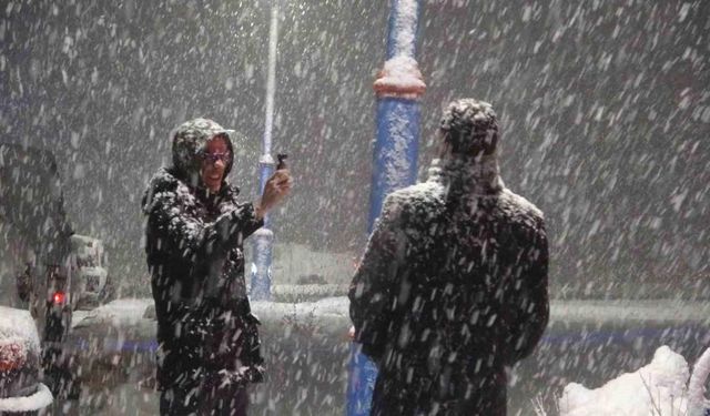 Ardahan’a mart ayında lapa lapa kar yağdı