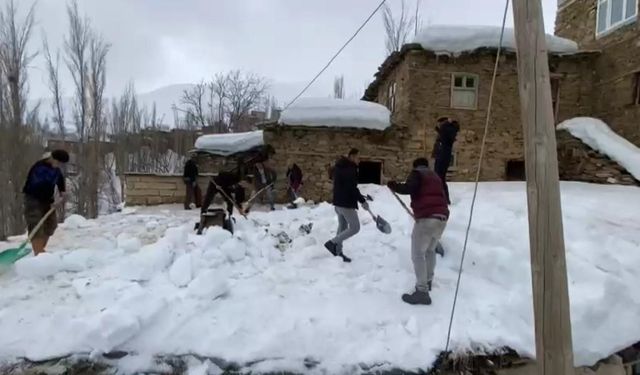 Bahçesaray’da imece usulü kar temizleme