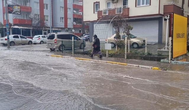 Balıkesir’de 15 dakikalık yağış yolları göle çevirdi