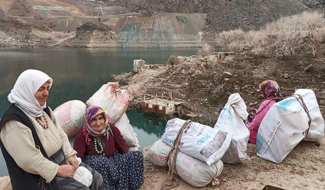 Baraj suları çekilince hatıraları için evlerine patika yol yaptılar