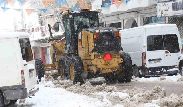 Başkale’de kış geri döndü: 21 yerleşim yerinin yolu ulaşıma kapandı