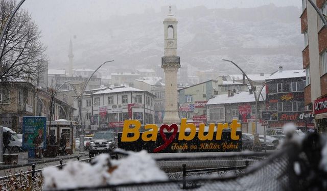 Bayburt’a lapa lapa kar yağdı