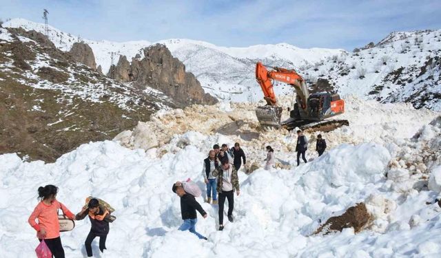 Beytüşşebap’ta öğrenciler çığın düştüğü yolu aşarak okula gidiyor