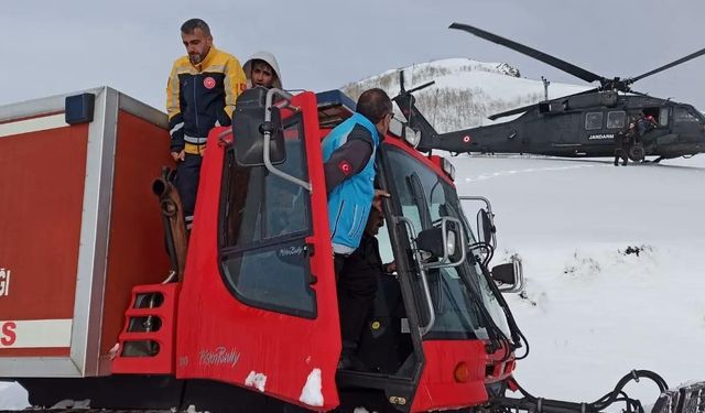 Bingöl’de tipide dağlık alanda mahsur kalan avcılar helikopterle kurtarıldı