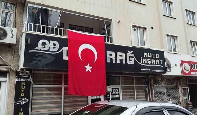 Bingöllü şehidin dede evine Türk bayrağı asıldı