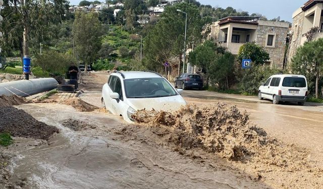 Bodrum’da isale hattı patladı, yollar göle döndü