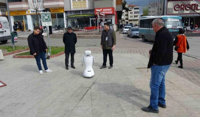 Bu robot seçmenlerin nabzını tutuyor