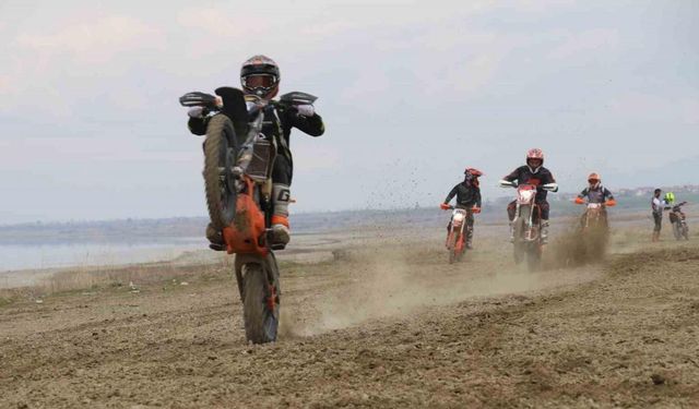 Burdur Gölü’nün kuruyan alanları ekstrem sporlara ev sahipliği yapıyor