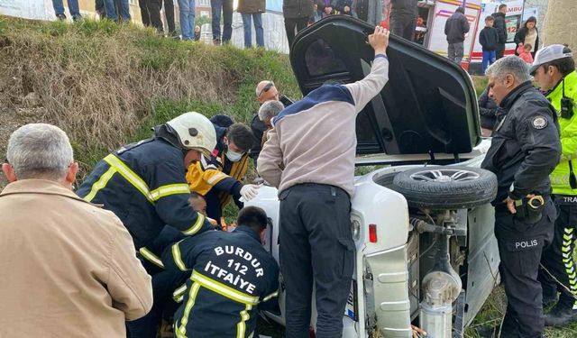 Burdur’da kontrolden çıkan ekobis bahçeye uçtu: 3 yaralı