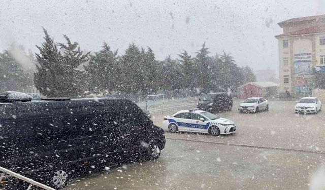 Burdur’da mart ayında lapa lapa kar yağdı