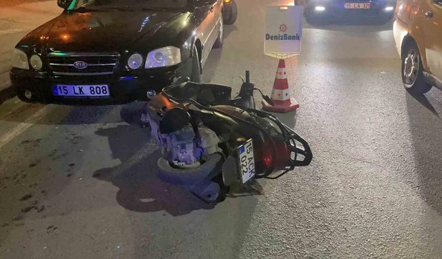 Burdur’da otomobile çarpıp sürüklenen motosikletli genç ağır yaralandı