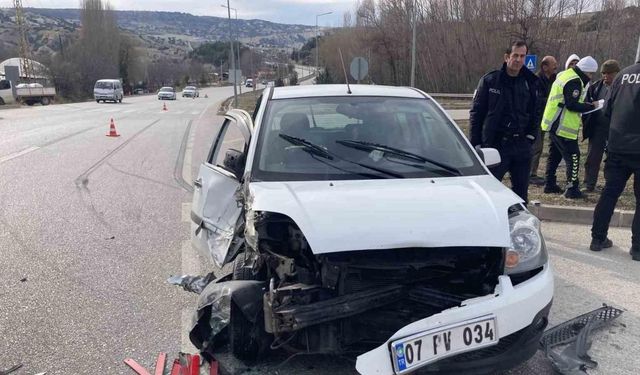 Burdur’da traktör otomobille çarpıştı: 2 yaralı