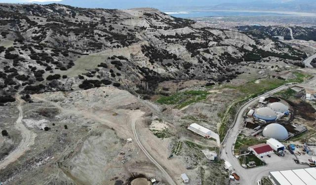 Burdur’da üstü tam kapatılamayan eski çöplük çevre kirliliğine neden oluyor