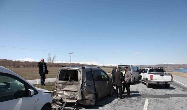 Cenaze konvoyunda zincirleme trafik kazası: 1 yaralı