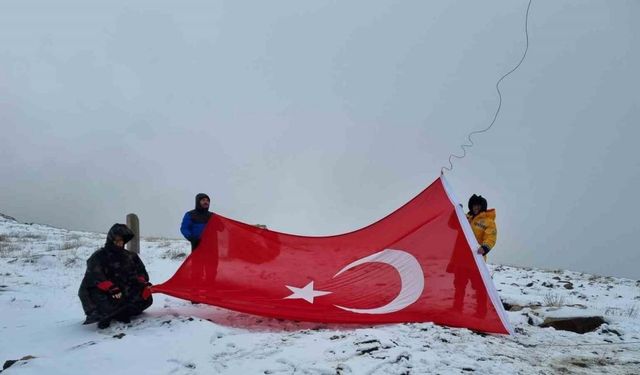 Dağcılar, yıpranan Türk Bayrağı’nı değiştirdi