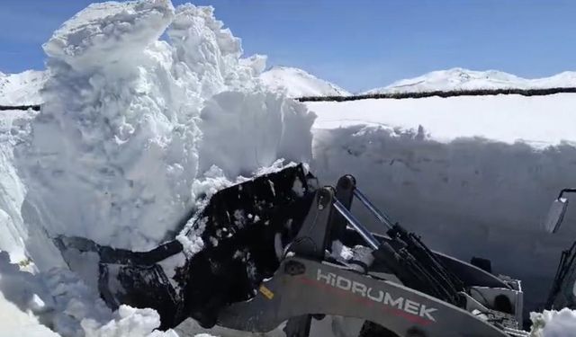 Hakkari’de 7 metreyi bulan karda çalışma