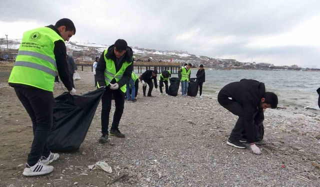 İmam Hatip Lisesi öğrencileri Van Gölü sahilini temizledi