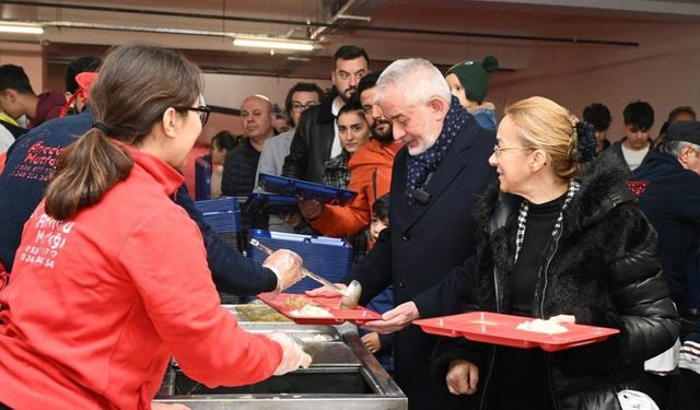 Isparta Belediyesi’nin iftar sofrasında birlik ve beraberlikle ilk iftar açıldı