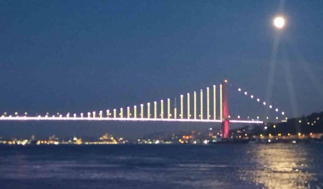 İstanbul Boğazında dolunay manzarası kartpostallık görüntü oluşturdu