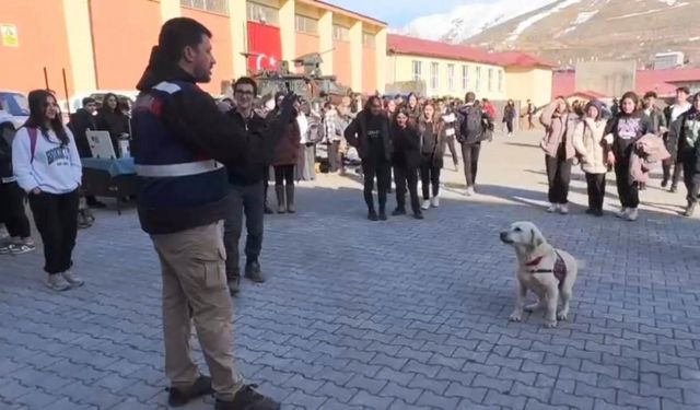 Jandarma, mesleğini öğrencilere tanıttı