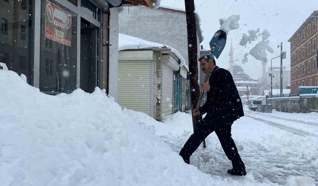 Kar 15 köyün ulaşımını kapattı