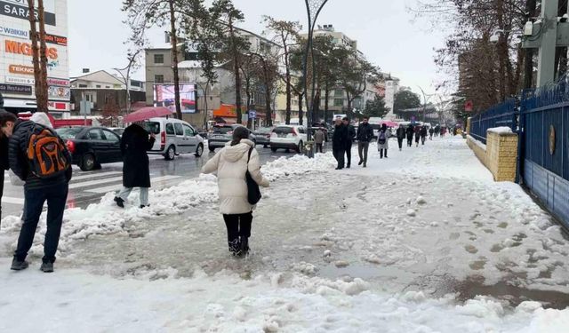 Kar sonrası ilçe adeta göle döndü