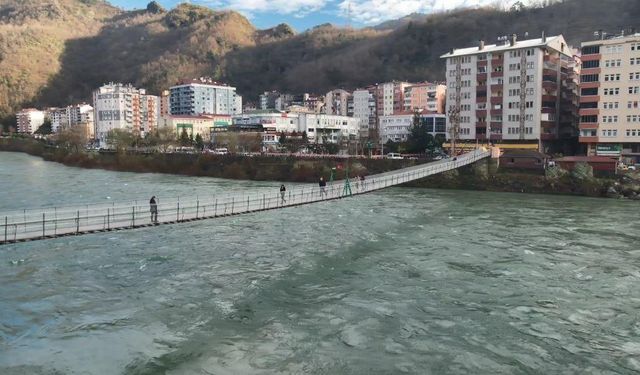 Karadeniz’in en uzun 2 asma köprüsü Çoruh nehri üzerinde bulunuyor