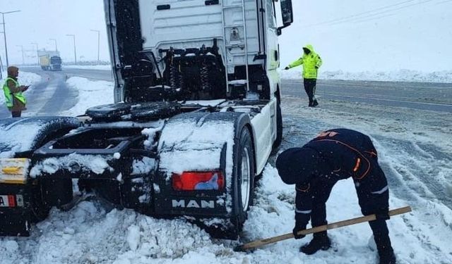 Karda kayan jandarma aracını özel idare ekipleri kurtardı