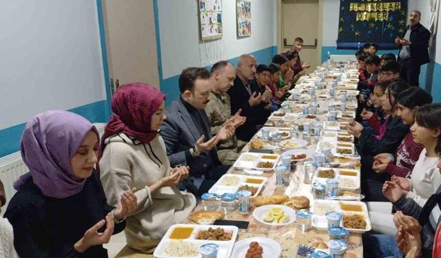 Kaymakam Bayram ve eşi öğrencilerle iftar yaptı