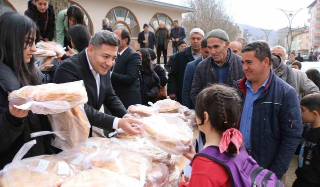 Kaymakam Özçelik, kız öğrencileri ile birlikte Ramazan pidesi dağıttı