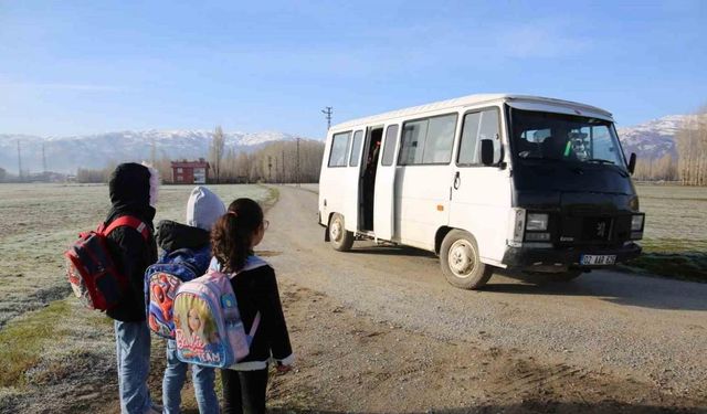 Krediyle aldığı aracı ücretsiz öğrenci servisine dönüştürdü