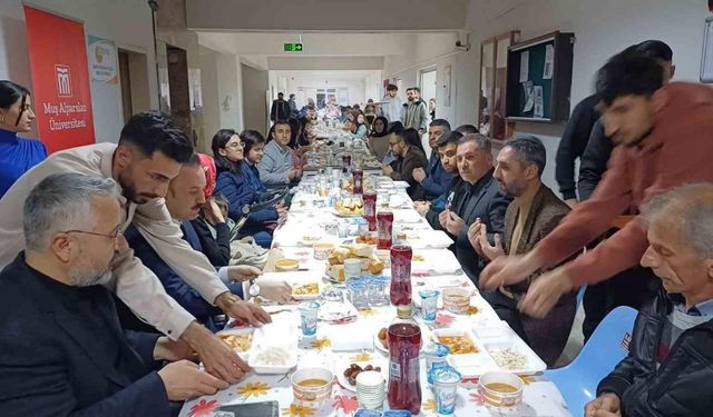 Malazgirtli iş adamından üniversite öğrencilerine iftar yemeği