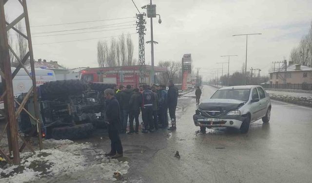 Malazgirt’te traktör ile otomobil çarpıştı