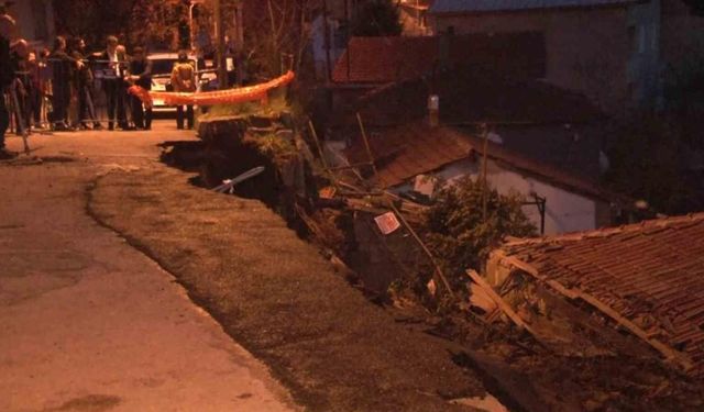 Maltepe’de daha önce bildirilmesine rağmen tedbir alınmayan sokaktaki yol çöktü