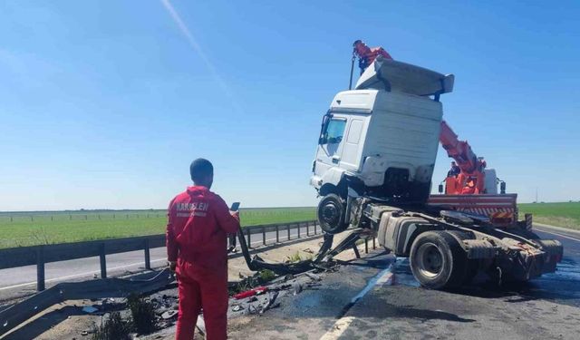 Mardin’de bariyerlere çarpan tır sürücüsü yaralandı