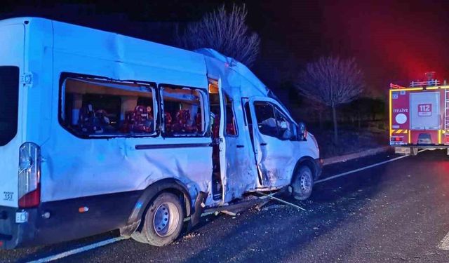 Mardin’de öğrencileri taşıyan minibüs ile tır çarpıştı: 15 yaralı