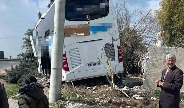 Mardin’de yolcu otobüsü bir evin bahçesine girdi