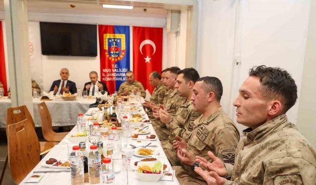 Muş Valisi Çakır, üs bölgesinde askerlerle iftar yaptı