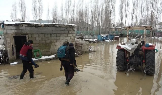 Muş’ta derenin taştığı köy su altında kaldı