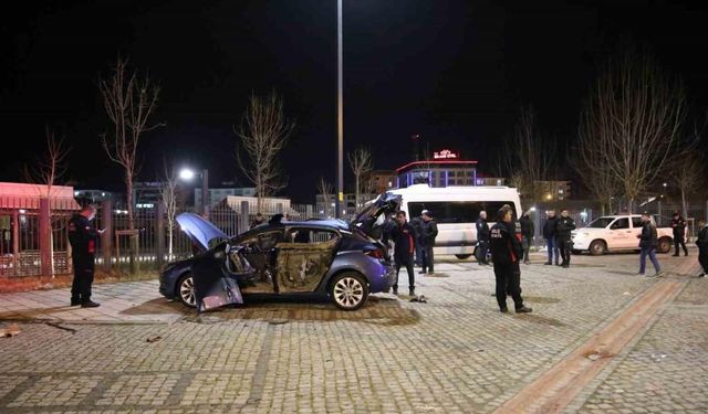 Muş’ta park halindeki araçta patlama meydana geldi, sürücü yaralandı