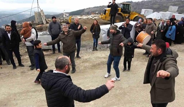 (Özel) Bursa’da mahkemenin mermer ocağı kararını duyan köylüler davul zurnayla yürüdü