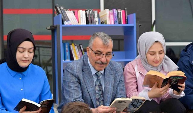 Rektör Gavgalı, öğrencilerle birlikte kitap okudu